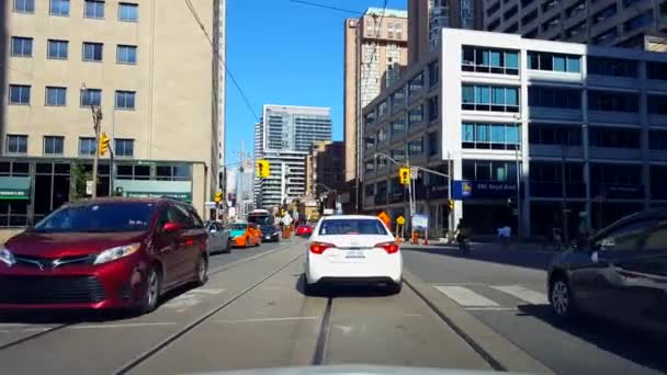 Sürücü Manzarası Bekleme Sola Dönüş Gün Boyunca Şehir Merkezinden Geçiyor — Stok video