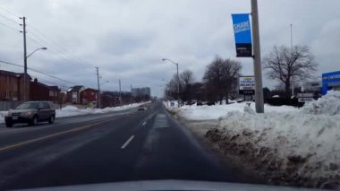 Sürücü bakış açısı kışın araba galerisine doğru gidiyor. Araç Sür Servis Tamir Atölyesine.