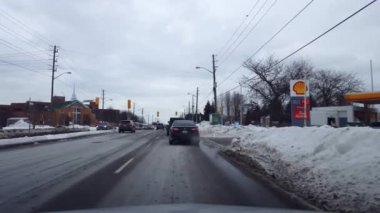 Kışın Benzin İstasyonuna Şoför Bakış Açısı. Araç Benzin Deposuna doğru sürülüyor..