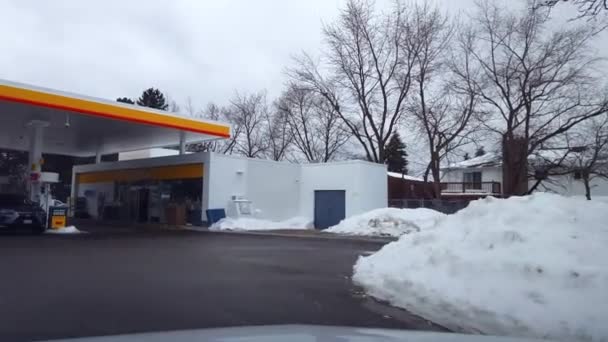Autofahrer Fahren Winter Eine Tankstelle Auto Richtung Benzin Tankstelle Fahren — Stockvideo