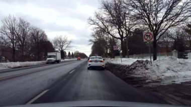 Driver Point of View Fire Acil Durum Aracı kışın geçiyor. İtfaiyeci, itfaiye kamyonu yoldan geçiyor..