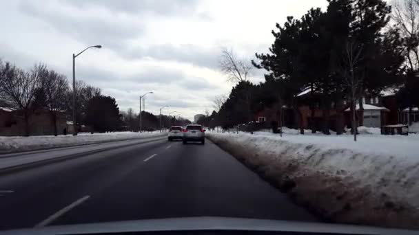 Bestuurderspunt Vertraagt Stopt Voor Brandweerauto Winter Rijd Langzaam Stop Weg — Stockvideo