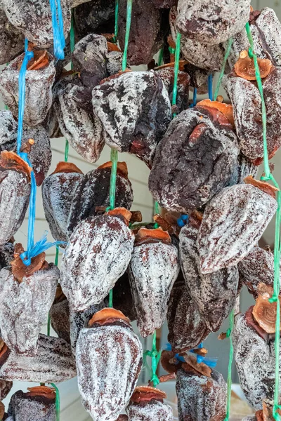 Kurutulmuş meyve, örgü örülmüş incir duvarda asılı..