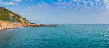 Karadeniz kıyılarının manzara manzarası, bulutlu mavi gökyüzü ve tuzlu denizin turkuaz suyu..