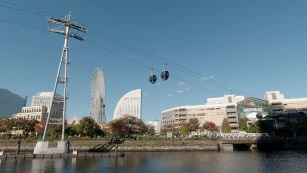 Yokohama Japan 2021 미나토 미라이 스카이 케이블카가 앞쪽으로 움직이는 — 비디오