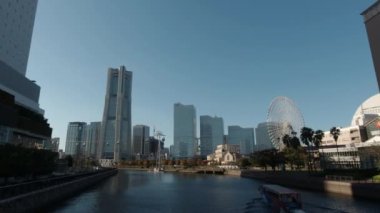 YOKOHAMA, JAPONYA - 29 Ekim 2021: Minato Mirai kanalı boyunca hareket eden amfibi otobüs.