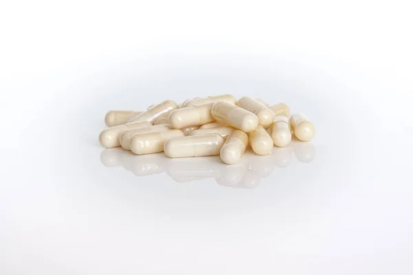 Pile Vitamin Capsules Isolated White Background Rechtenvrije Stockfoto's