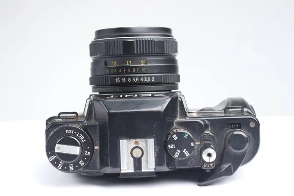 Surabaya, Endonezya. Aralık 2021. İzole edilmiş beyaz arka planı olan klasik analog kamera. Fotoğraf için eski teknoloji ürünleri