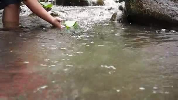 Чоловік Грає Човні Бамбукового Листя Чистій Річці Проста Гра Сільських — стокове відео