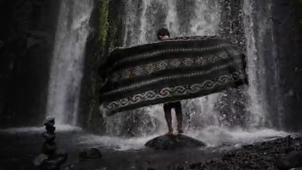 Портрет Азиата Одетого Ломбокско Индонезийскую Песенку Наслаждающегося Свежестью Водопада Посреди — стоковое видео