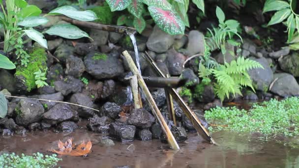 Bambuswippe Durch Nutzung Eines Brunnens Oder Fließend Wasser Traditionelles Instrument — Stockvideo