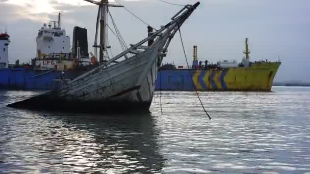 Gresik Indonesien März 2021 Schiffbruch Einer Ölraffinerie Verlassene Schiffe Inmitten — Stockvideo