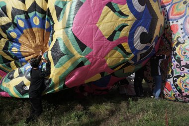 Bromo, Endonezya. Haziran 2022. Sıcak hava balonu tipik bir Wonosobo, Central Java sanatıdır. Batik süslemeli plastik ve tipik Endonezya resimlerinden yapılmıştır.
