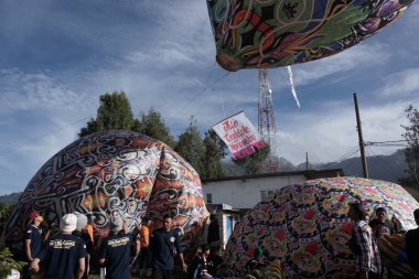 Bromo, Endonezya. Haziran 2022. Sıcak hava balonu tipik bir Wonosobo, Central Java sanatıdır. Batik süslemeli plastik ve tipik Endonezya resimlerinden yapılmıştır.