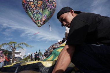 Bromo, Endonezya. Haziran 2022. Sıcak hava balonu tipik bir Wonosobo, Central Java sanatıdır. Batik süslemeli plastik ve tipik Endonezya resimlerinden yapılmıştır.