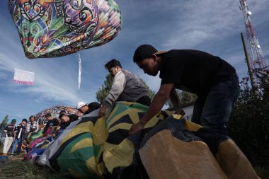 Bromo, Endonezya. Haziran 2022. Sıcak hava balonu tipik bir Wonosobo, Central Java sanatıdır. Batik süslemeli plastik ve tipik Endonezya resimlerinden yapılmıştır.