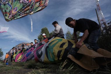 Bromo, Endonezya. Haziran 2022. Sıcak hava balonu tipik bir Wonosobo, Central Java sanatıdır. Batik süslemeli plastik ve tipik Endonezya resimlerinden yapılmıştır.