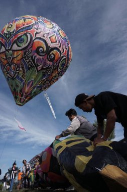 Bromo, Endonezya. Haziran 2022. Sıcak hava balonu tipik bir Wonosobo, Central Java sanatıdır. Batik süslemeli plastik ve tipik Endonezya resimlerinden yapılmıştır.