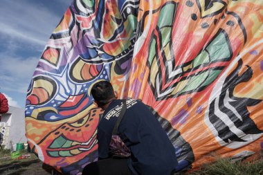 Bromo, Endonezya. Haziran 2022. Sıcak hava balonu tipik bir Wonosobo, Central Java sanatıdır. Batik süslemeli plastik ve tipik Endonezya resimlerinden yapılmıştır.