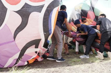 Bromo, Endonezya. Haziran 2022. Sıcak hava balonu tipik bir Wonosobo, Central Java sanatıdır. Batik süslemeli plastik ve tipik Endonezya resimlerinden yapılmıştır.