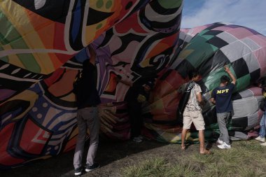 Bromo, Endonezya. Haziran 2022. Sıcak hava balonu tipik bir Wonosobo, Central Java sanatıdır. Batik süslemeli plastik ve tipik Endonezya resimlerinden yapılmıştır.