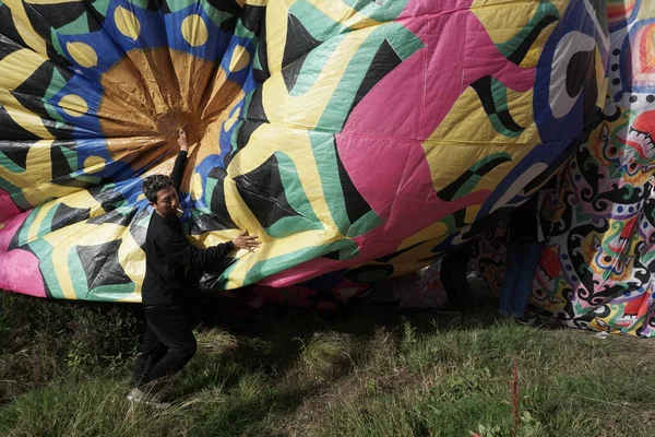 インドネシアのブロモ 2022年6月 熱気球は 中央ジャワ州ウォノソボの典型的な芸術です バティック装飾と典型的なインドネシアの絵画で作られたプラスチック製 — ストック写真