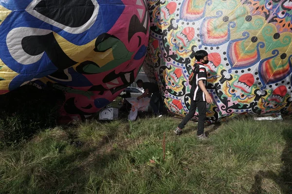 Bromo, Endonezya. Haziran 2022. Sıcak hava balonu tipik bir Wonosobo, Central Java sanatıdır. Batik süslemeli plastik ve tipik Endonezya resimlerinden yapılmıştır.