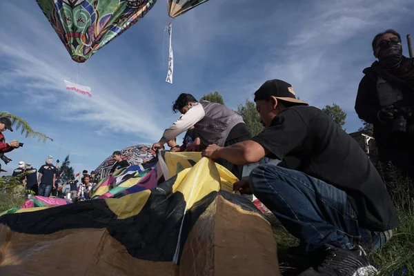 Bromo, Endonezya. Haziran 2022. Sıcak hava balonu tipik bir Wonosobo, Central Java sanatıdır. Batik süslemeli plastik ve tipik Endonezya resimlerinden yapılmıştır.