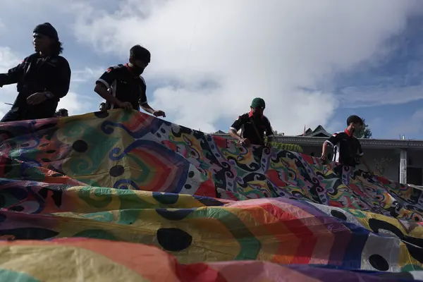 Bromo, Endonezya. Haziran 2022. Sıcak hava balonu tipik bir Wonosobo, Central Java sanatıdır. Sıcak hava balonunu uçurmak için birlikte çalışan bir grup insan.