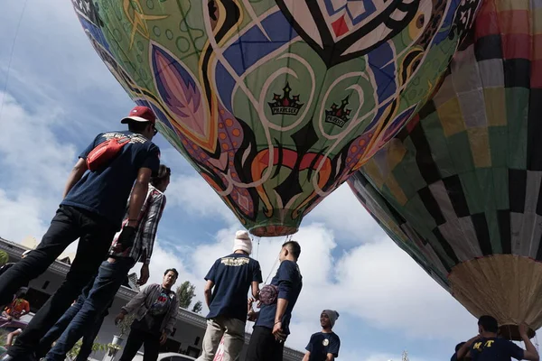 Bromo, Endonezya. Haziran 2022. Sıcak hava balonu tipik bir Wonosobo, Central Java sanatıdır. Batik süslemeli plastik ve tipik Endonezya resimlerinden yapılmıştır.