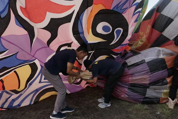 Bromo, Endonezya. Haziran 2022. Sıcak hava balonu tipik bir Wonosobo, Central Java sanatıdır. Batik süslemeli plastik ve tipik Endonezya resimlerinden yapılmıştır.