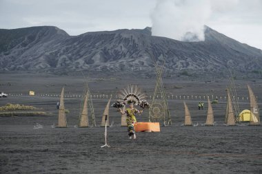 Bromo, Endonezya. Haziran 2022. Burung Enggang Dance, Dayak Kenyah kabilesinin tipik bir dansıdır. Boynuz gagası dansı atalarımızın ruhlarına saygı göstergesi olarak yorumlanabilir.