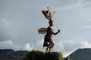Bromo, Endonezya. Haziran 2022. Burung Enggang Dance, Dayak Kenyah kabilesinin tipik bir dansıdır. Boynuz gagası dansı atalarımızın ruhlarına saygı göstergesi olarak yorumlanabilir.