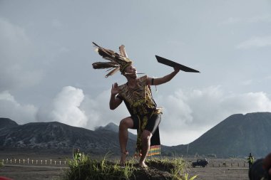 Bromo, Endonezya. Haziran 2022. Burung Enggang Dance, Dayak Kenyah kabilesinin tipik bir dansıdır. Boynuz gagası dansı atalarımızın ruhlarına saygı göstergesi olarak yorumlanabilir.