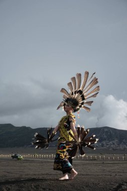 Bromo, Endonezya. Haziran 2022. Burung Enggang Dance, Dayak Kenyah kabilesinin tipik bir dansıdır. Boynuz gagası dansı atalarımızın ruhlarına saygı göstergesi olarak yorumlanabilir.