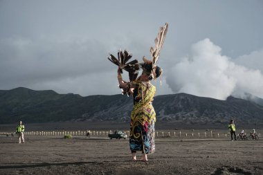 Bromo, Endonezya. Haziran 2022. Burung Enggang Dance, Dayak Kenyah kabilesinin tipik bir dansıdır. Boynuz gagası dansı atalarımızın ruhlarına saygı göstergesi olarak yorumlanabilir.
