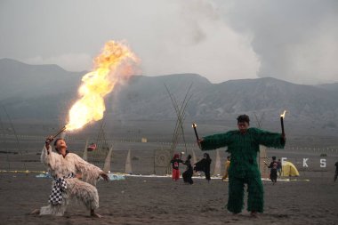 Bromo, Endonezya. Haziran 2022. Dongkrek tipik bir Madiun sanatıdır, Doğu Java. Geleneksel törenler için kullanılan bir dans. Veba ve felaket gibi kötü şeyleri defetmek için.