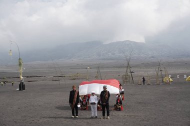 Bromo, Endonezya. Haziran 2022 'de Bromo Kum Denizi' nde Pancasila okuyan küçük bir çocuğun portresi. Pancasila 'nın 1 Haziran 2022' deki doğum günü anısına.