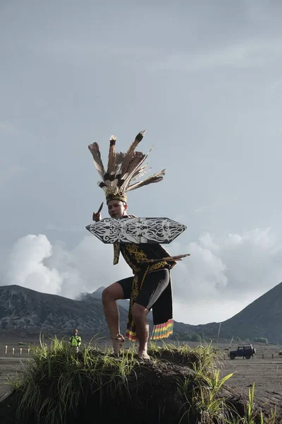 Bromo Indonezja Czerwiec 2022 Taniec Burung Enggang Typowy Taniec Plemienia — Zdjęcie stockowe