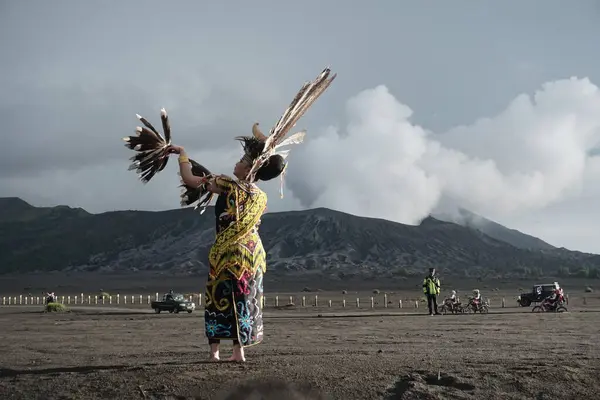 Bromo, Endonezya. Haziran 2022. Burung Enggang Dance, Dayak Kenyah kabilesinin tipik bir dansıdır. Boynuz gagası dansı atalarımızın ruhlarına saygı göstergesi olarak yorumlanabilir.