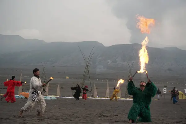 Bromo, Endonezya. Haziran 2022. Dongkrek tipik bir Madiun sanatıdır, Doğu Java. Geleneksel törenler için kullanılan bir dans. Veba ve felaket gibi kötü şeyleri defetmek için.