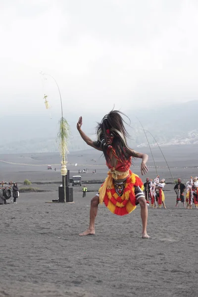 Bromo, Endonezya. Haziran 2022. Ganongan, zeki ve güçlü bir savaşçı figürünü tanımlayan bir dansçı. Dev bir yüze benzeyen bir maske, uzun burun, şişkin gözler, büyük dişli açık ağız.