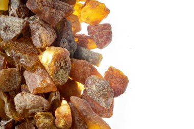 Görünür detayları olan Baltık kehribarı. arkaplan veya doku