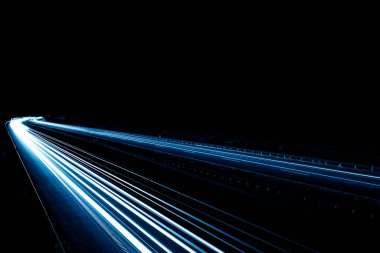 Geceleri mavi araba ışıkları. uzun pozlama