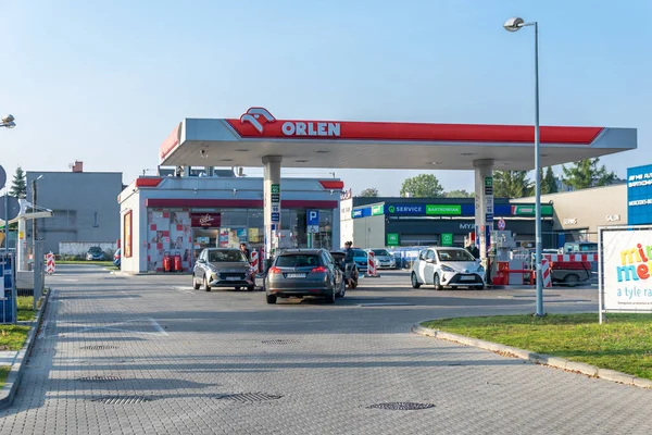 Piekary Slaskie, Polonya - 02.10.2021 Piekary Slaskie 'deki Orlen benzin istasyonu