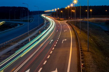 Gece arabaların ışıkları. uzun pozlama