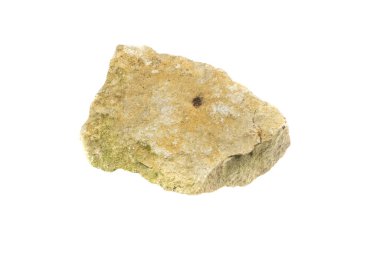 Beyaz izole bir zemin üzerinde kireçtaşı taşı