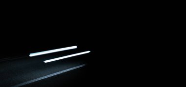 Geceleri hareket halindeki arabaların ışıkları. uzun pozlama