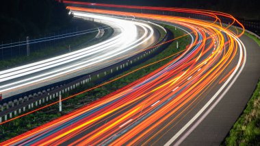 Gece arabaların ışıkları. uzun pozlama