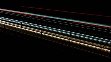 Gece arabaların ışıkları. uzun pozlama